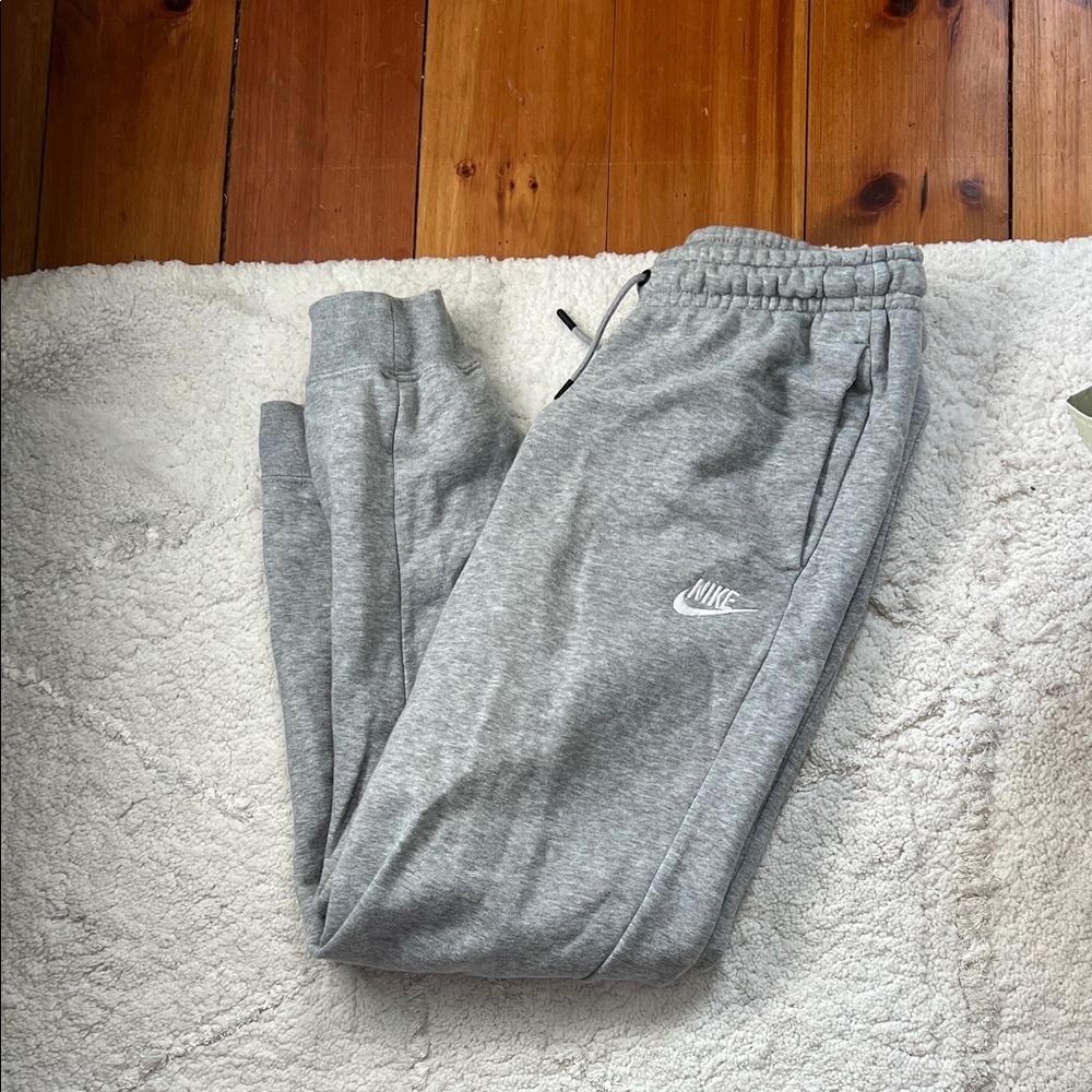 Nike women’s Heather Gray Jogger Sweatpants